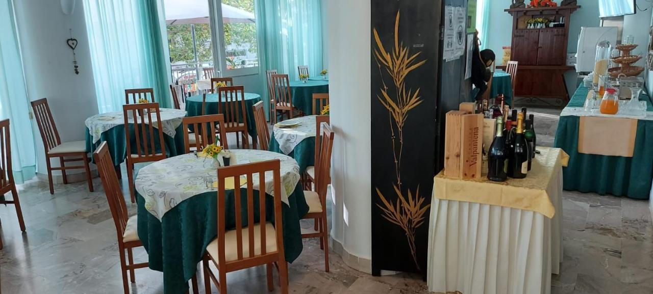 Hotel Santini Римини Екстериор снимка