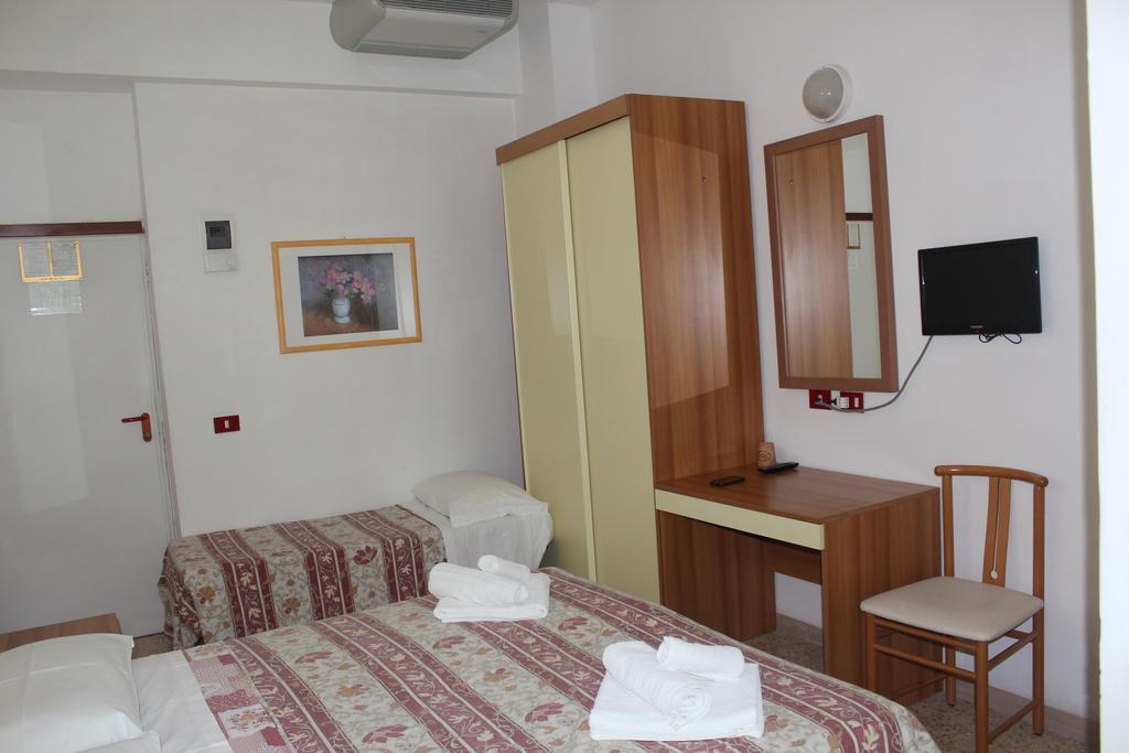 Hotel Santini Римини Стая снимка