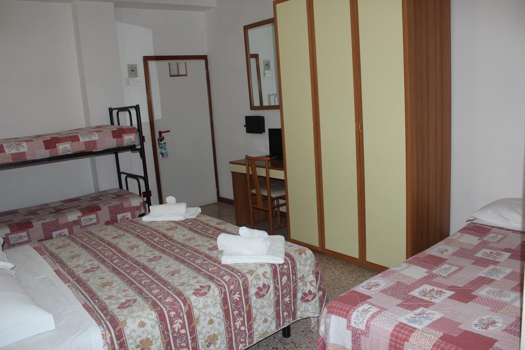 Hotel Santini Римини Стая снимка